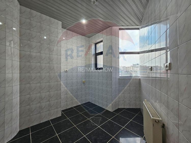 Spațiu 58.4 mp etaj 3, str Piata Revolutiei - 4