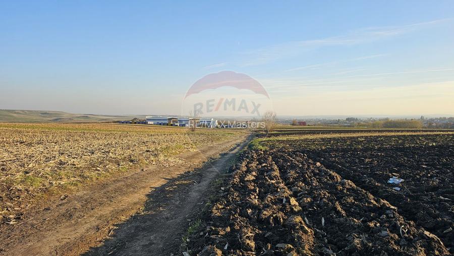 Teren extravilan 6,100mp Stroiesti / Soseaua DN17, Suceava - 6