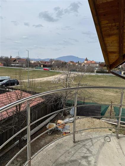 Casa spatioasa cu etaj si curte în Ghimbav - 15