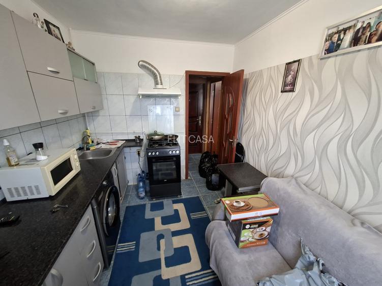 Apartament cu 1 camera, decomandat, etajul 3/4, zona Podu Ros - 4