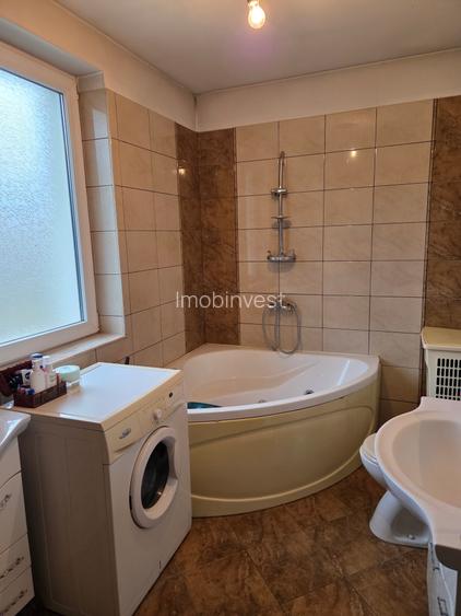 Vand in Unirii,casa cu etaj,5 camere singur in curte strada Marului,teren 1960mp - 2