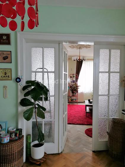 De vanzare, apartament trei camere in casa, pe str Republicii - 2