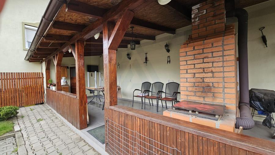 Casa 5 camere 3 bai garaj inchis si teren 700 mp utili in Lazaret