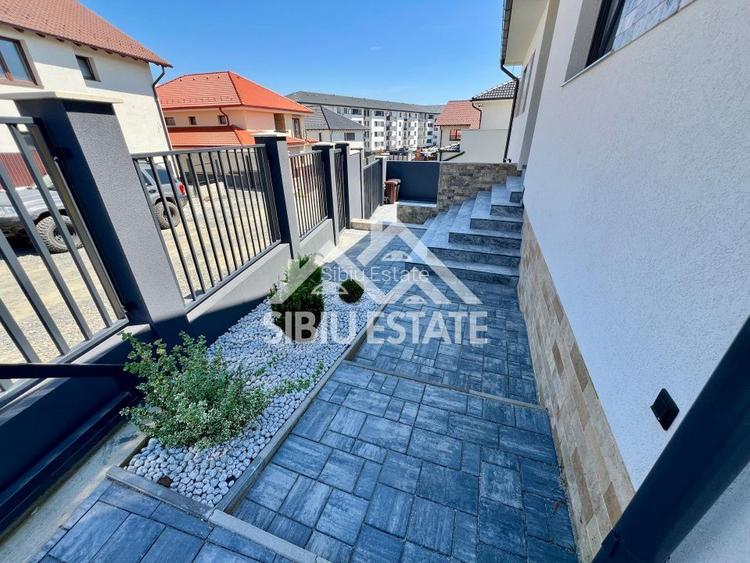 Casă Individuală cu garaj dublu de Vânzare în Șelimbăr, zona Lidl - 2