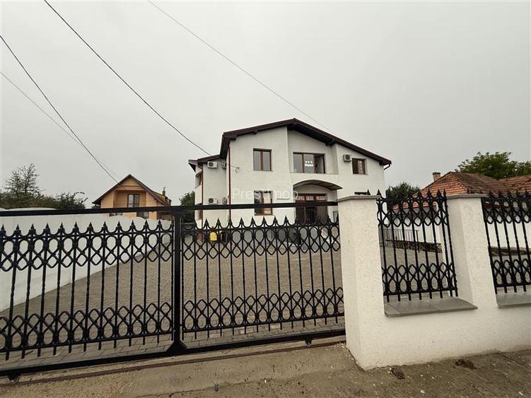 De inchiriat spatiu birouri, 10 birouri , 4 bai, garaj, 4 bai si teren 10 arii,S - 14