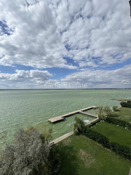 Un apartament ca o casa, cu peluza si ponton pe lac - 16