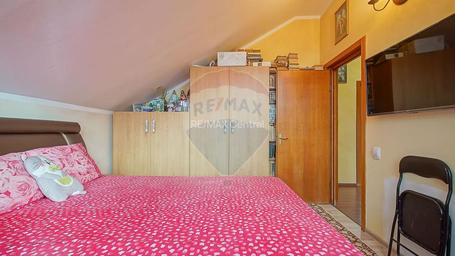 Casă / Vilă cu 4 camere de vânzare în zona Tractorul - 19