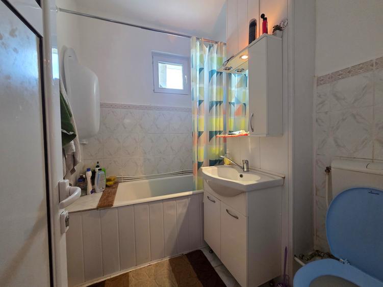 Apartament 3 camere, Decomandat, Etaj intermediar