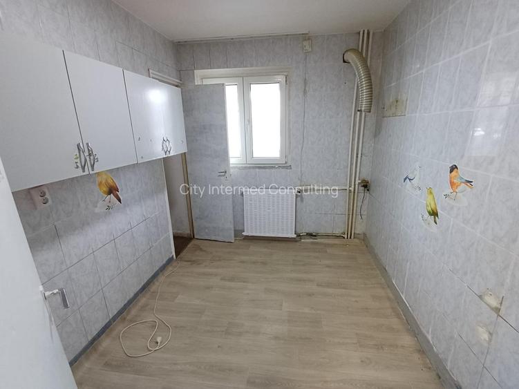 PANTELIMON intersectie cu FUNDENI et. 2/8, decomandat, imobil 1984. - 3