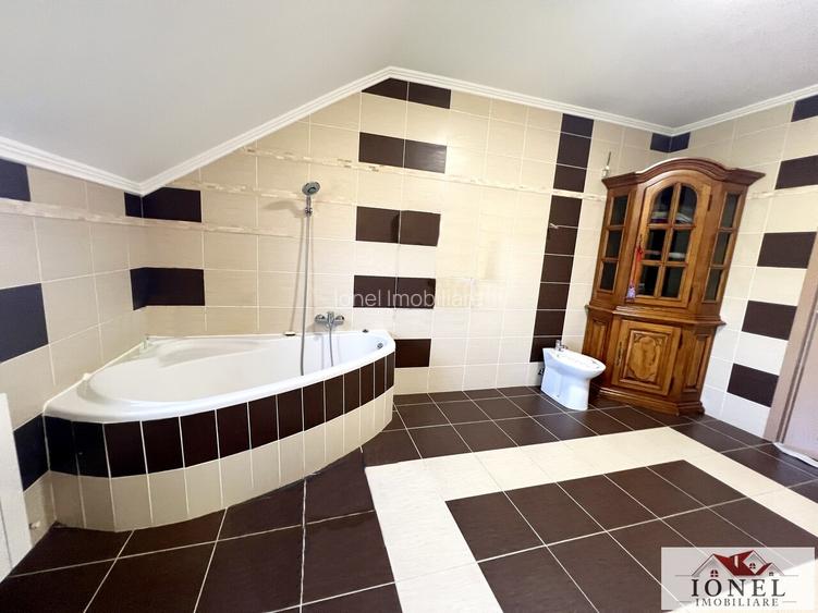 Vila de vanzare in Sebes - pretabila pentru doua familii - 7