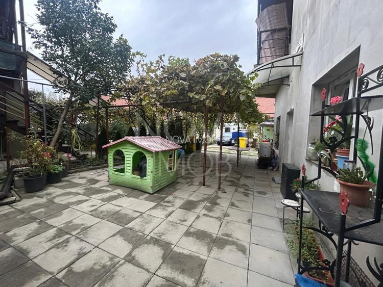 Casa de vanzare 200 mp cu spatiu comercial la parter, strada Lunga - 18