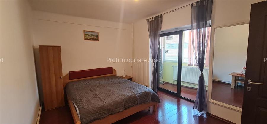 Ap. 2 camere, et.3, la bloc, 82mp, central -Piata Catedralei - 12