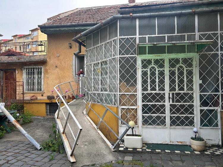 Vand casa la curte comuna zona ISHO - 2
