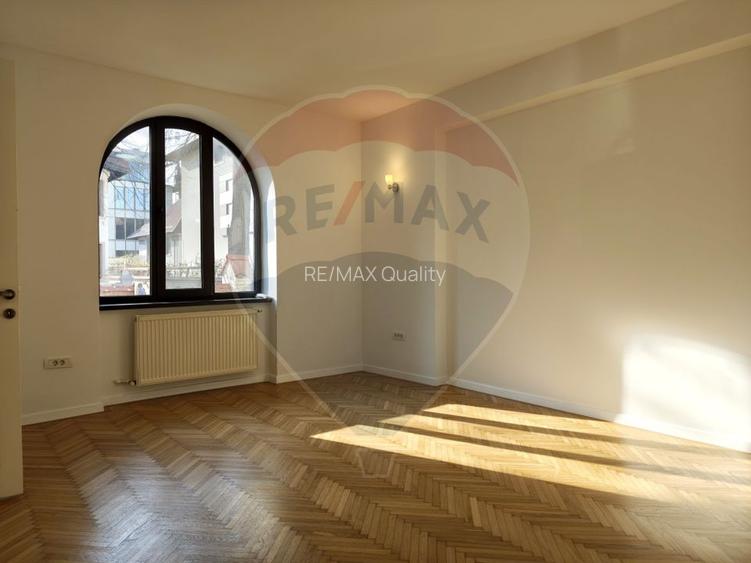 Apartament în vilă din perioada interbelică proaspăt renovat - 13