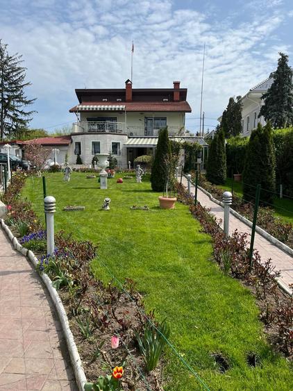 Vanzare vila situata pe malul Lacului Snagov, gradina si piscina, teren 1520 mp,