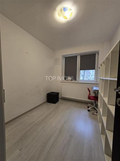 Etaj 1 - Podu Ros Aleea Decebal, 3 camere cu geam la baie, liber - 5