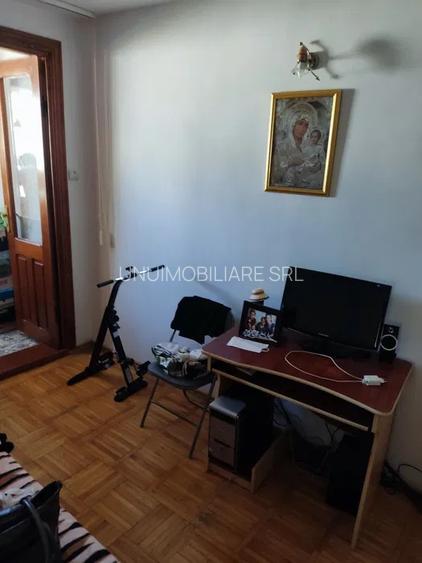 Apartament 3 camere- Zona Sud - etaj 2 - 50 mp  - 64000 euro - 4