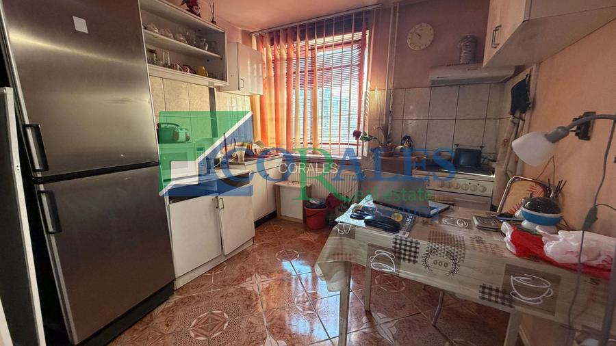 Central - Piata 700. Bloc de Caramida. Decomandat, Et 2. Posibilitate Centrala - 2