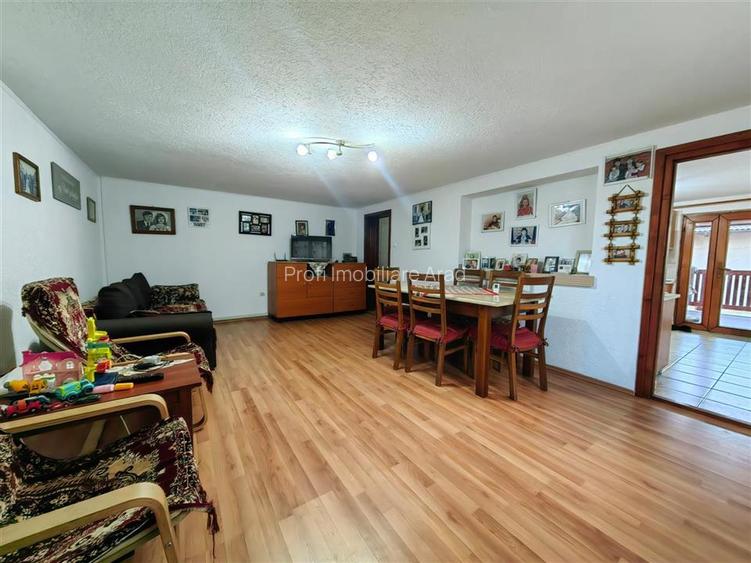 Casa mare cu etaj si 12 camere la principala in Fantanele - 2