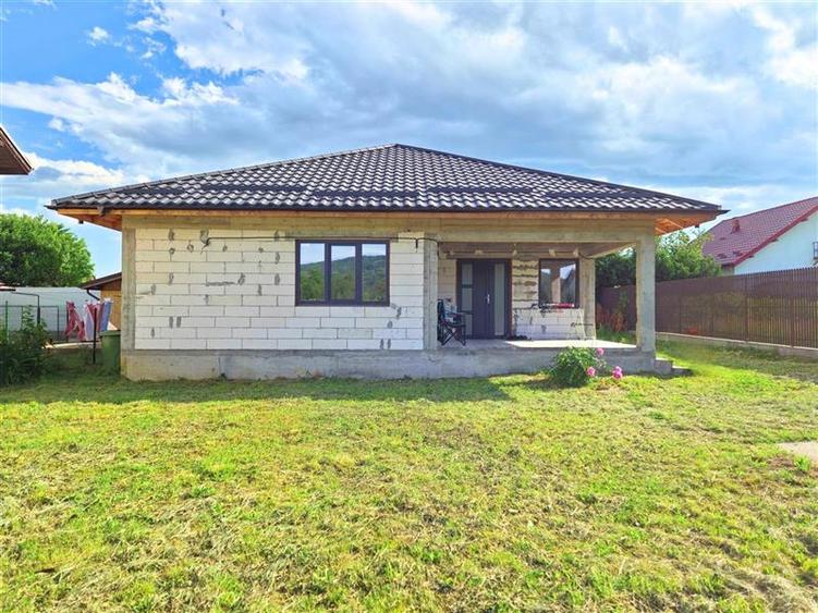 CASA PE PARTER IN BUJORENI - LINISTE, CURTE SI VEDERE SPRE VF. COZIA