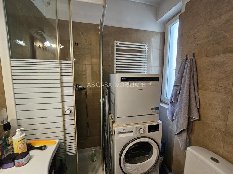 Ap. deosebit 2 cam, et. 3, semidec, cu parcare, Bogdăneștilor, colț cu Mendeleev - 9