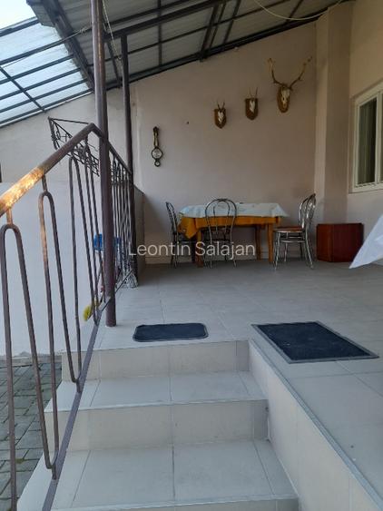 Casa cu etaj, 4 camere, central, acces in curte cu masina - 3