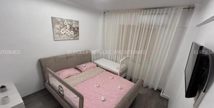 Apartament cu 4 camere, decomandat, zona DACIA - 8