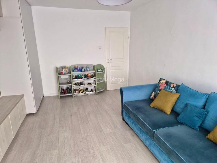 Apartament doua camere, decomandat, renovat recent. Central - 8