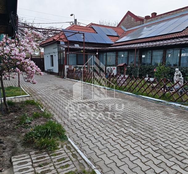 Casa individuala de vanzare, cu 4 camere si 2 garaje, zona Lipovei