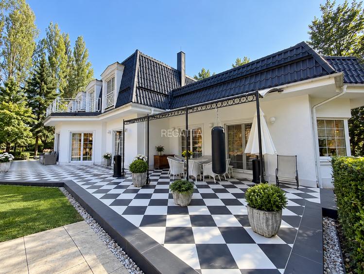 Resedinta impunatoare cu piscina privata si teren de 3.000 mp, Erou Iancu Nicola - 9