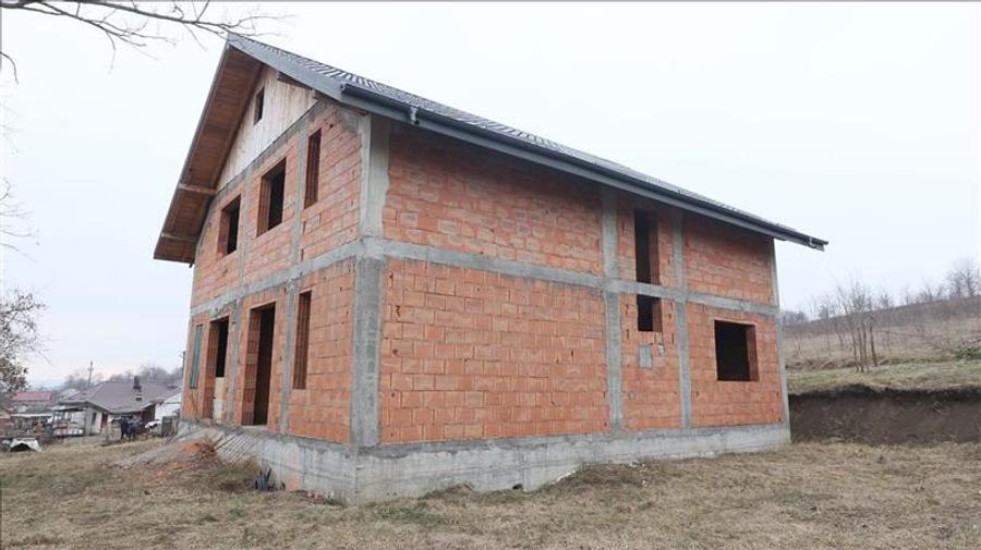 Casa cu 8 camere, 900 mp teren, la rosu in Rediu