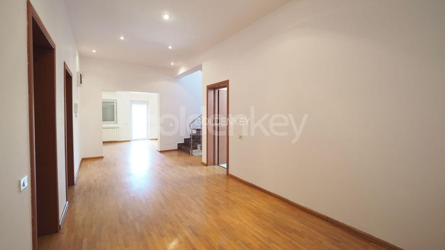 Vila cu 6-7 camere si gradina generoasa - 16