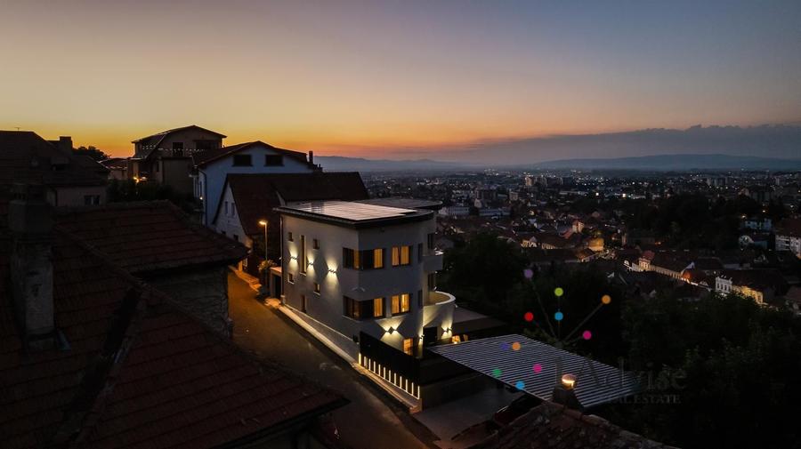 Vilă premium cu panoramă asupra Brașovului | Renovată integral în 2026