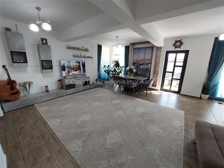 Vila deosebita pe Soseaua Rediu vis-a-vis de lac - 9