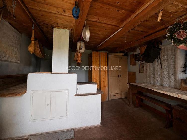 FILM! Casa traditionala,teren 3.274 mp, anexe,foisor,potential turistic,Bistra M - 30