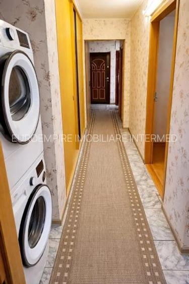 Apartament cu 3 camere, decomandat, zona POARTA 6 - 5