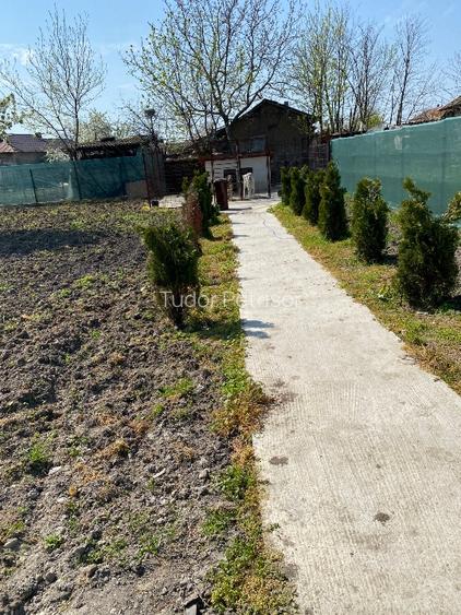 Se vând 3 spații comerciale funcționale + casă la roșu + teren  - 11