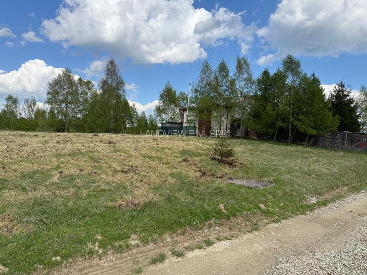 Teren intravilan 1000 mp in satul Pestera, Comuna Moieciu la 12 km de Bran - 2