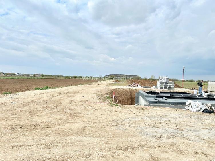 Teren intravilan 4657 mp, deschidere 30 ml, Ostratu, strada Lotusului - 12