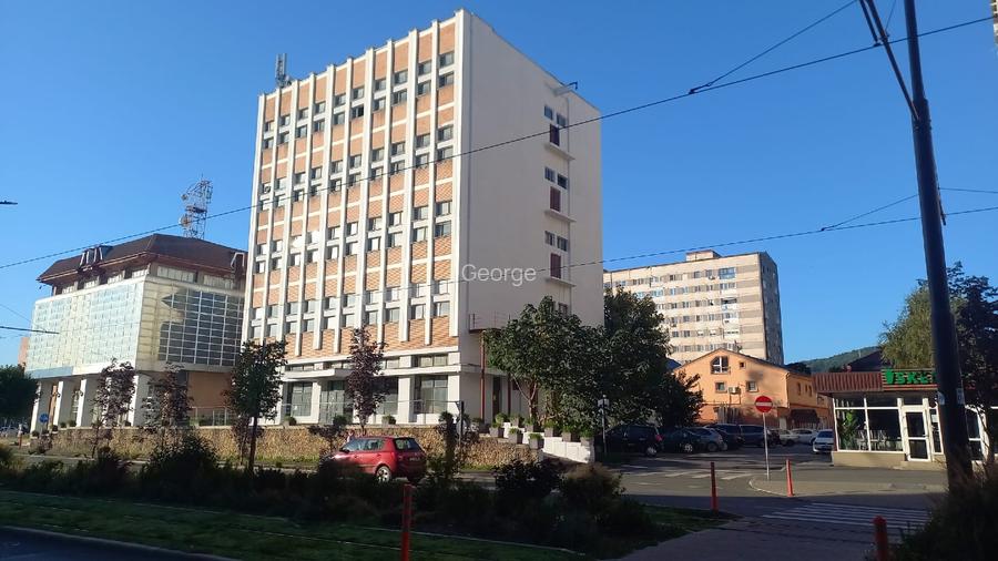 Clădire comercială cu 4 etaje de închiriat BD.Republicii, în Reșița, Caraș-Sever - 3