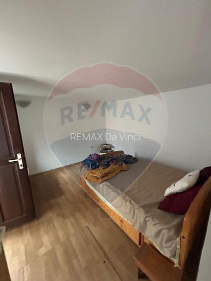 Casă de vânzare cu teren generos de 1.043 mp, două corpuri de locuit. - 3