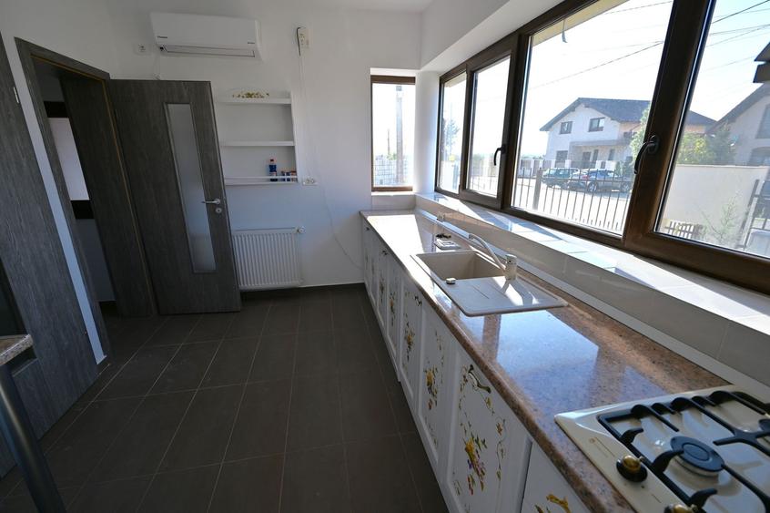 Casă / Vilă cu 4 camere de închiriat în zona Aradului