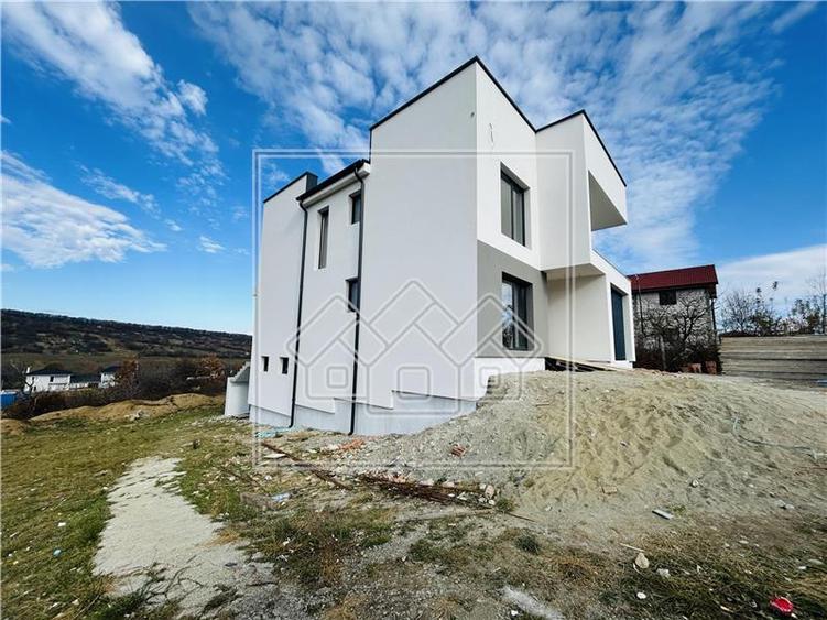 Casa cu teren 561 mp, predare la alb, in Cisnadie