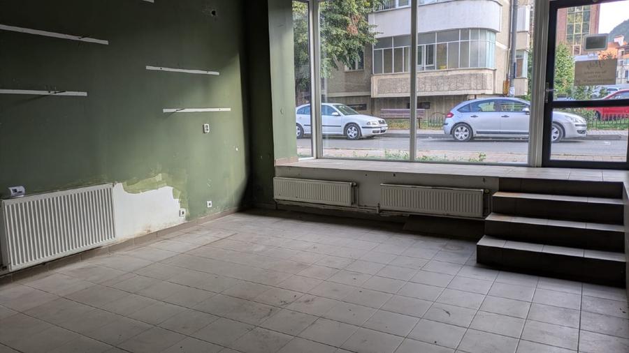 Comercial - Vitrină Generoasă | Zona Muzeu Istorie / Biserica Catolică