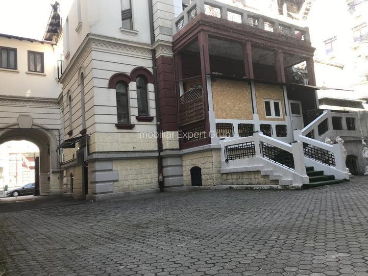 Romana,  S+D+P+1+M, vila cu arhitectura deosebita - 2