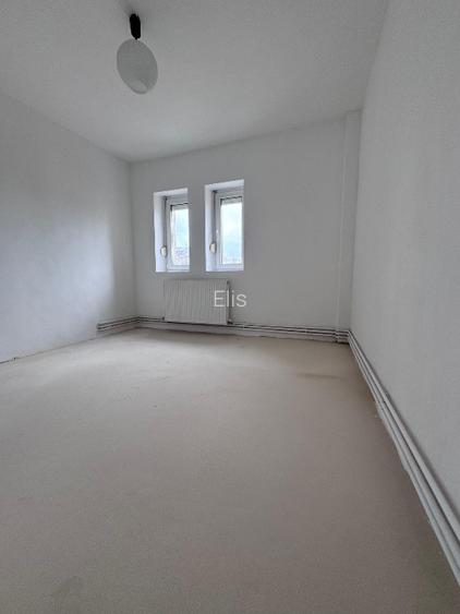 Proprietar vând apartament cu 2 camere, situat în Arad, zona Calea Aurel Vlaicu - 7