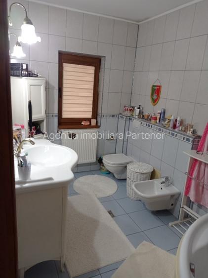 casa / vila Craiovei , RENOVATA /mobilata/utilata ,finisaje superioare - 29