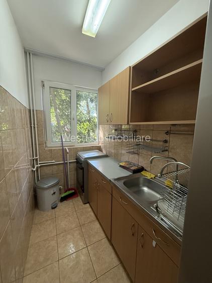 Apartament cu 3 camere, etaj 1, semidecomandat - Dacia - 4