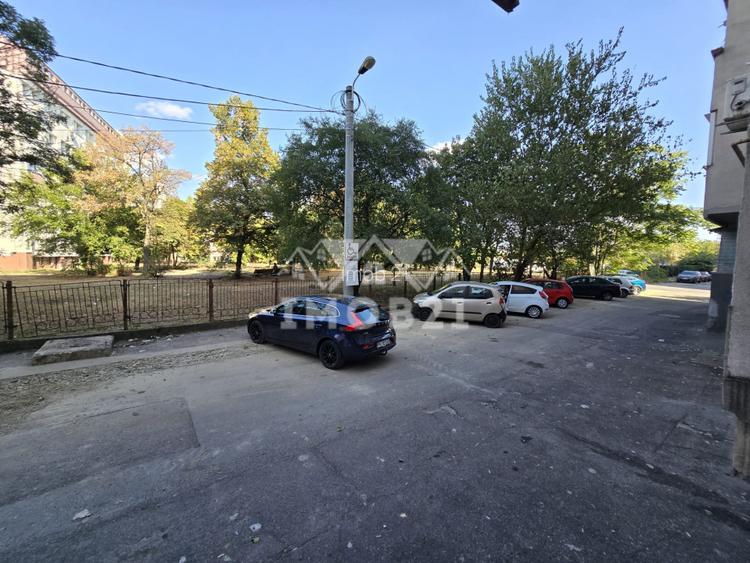 VANZARE SPATIU COMERCIAL PARTER  ZONA 9 MAI - 17