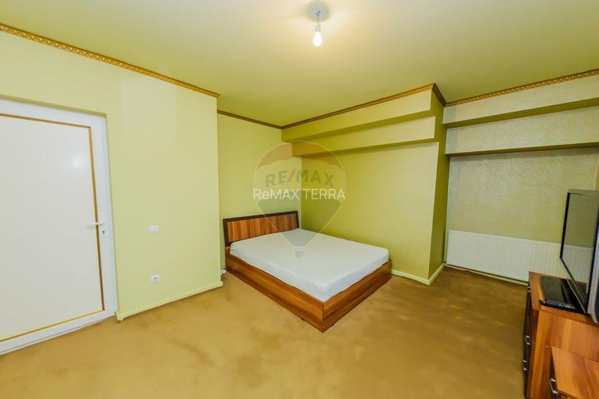 Casă cu 7 camere, 10 ari de vânzare la drumul principal cu 2 intrari - 14